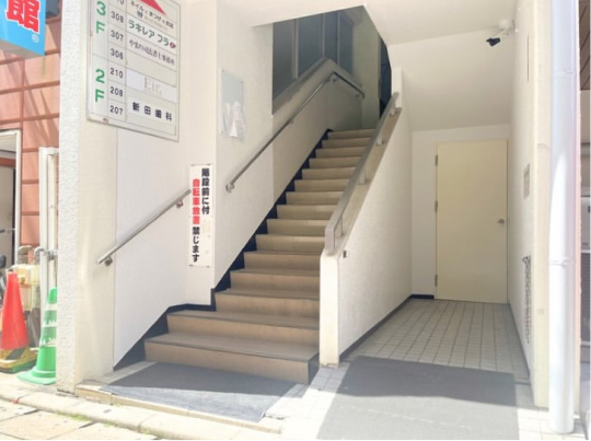 医院入口の階段。2階へ上がります。